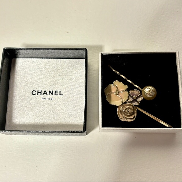 Chanel pair of bobby pins (camelias and pearl) - in original box - Picture 8 of 8